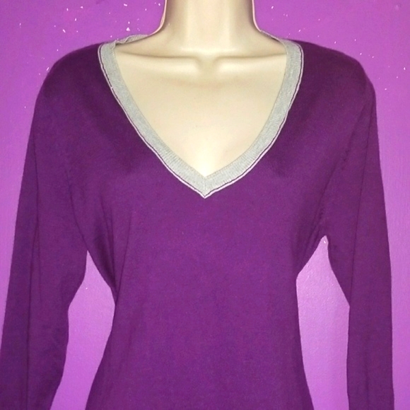 VARSITY V-NECK PULLOVER - Picture 2 of 6